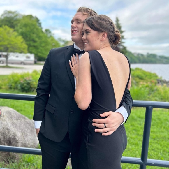 Elegant Black Formal Gown - Picture 2 of 4